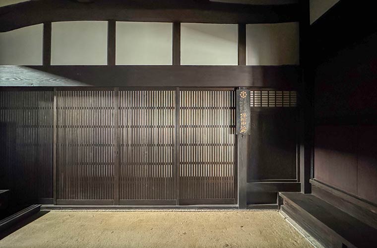 日本家屋の美と温もりを感じるエントランス