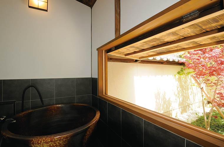 日本庭園を望む信楽焼の半露天風呂
