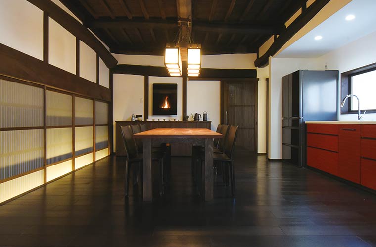 モダンなダイニングキッチンでくつろぎのひと時を